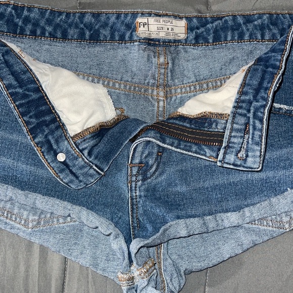 FREE PEOPLE CUFFED RAW HEM SHORT SHORTS SIZE 29 Medium light wash. - Picture 8 of 12